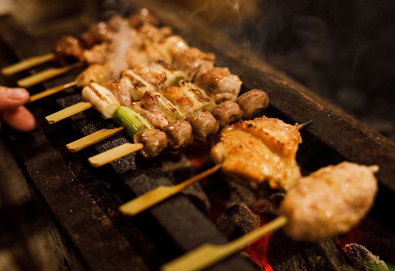 吉祥寺ファンページ＊吉祥寺&三鷹グルメ🍴美容💄の最新情報を発信 | 三鷹にオープンした居心地良すぎな新カフェ【Cafe  Sadiiq】モルタル仕上げの壁とシンプル照明や緑により、思わず長居したくなる空間。