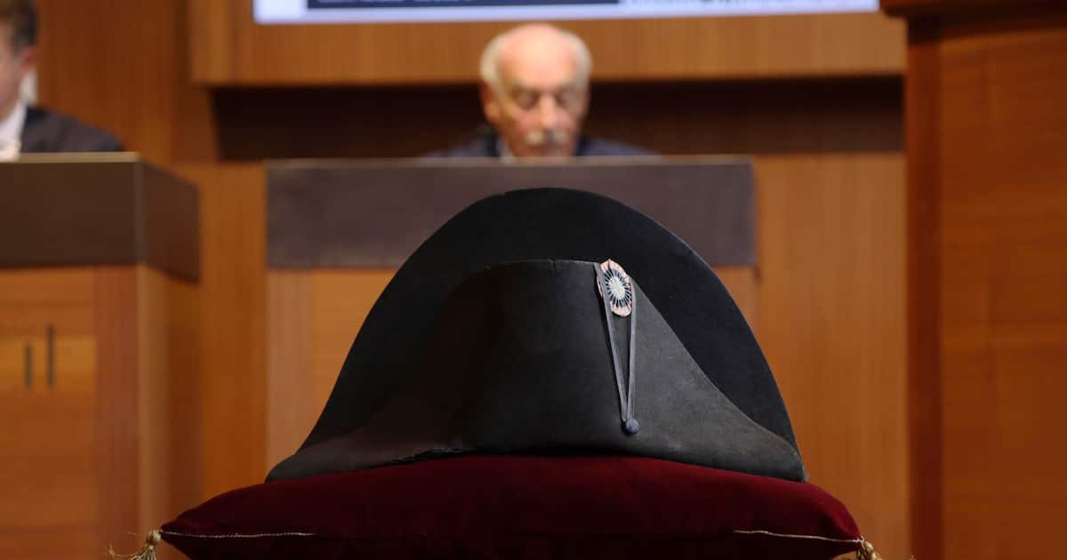 ナポレオン・ハット 二角帽子 とは。意味や特徴をイラスト付きで説明