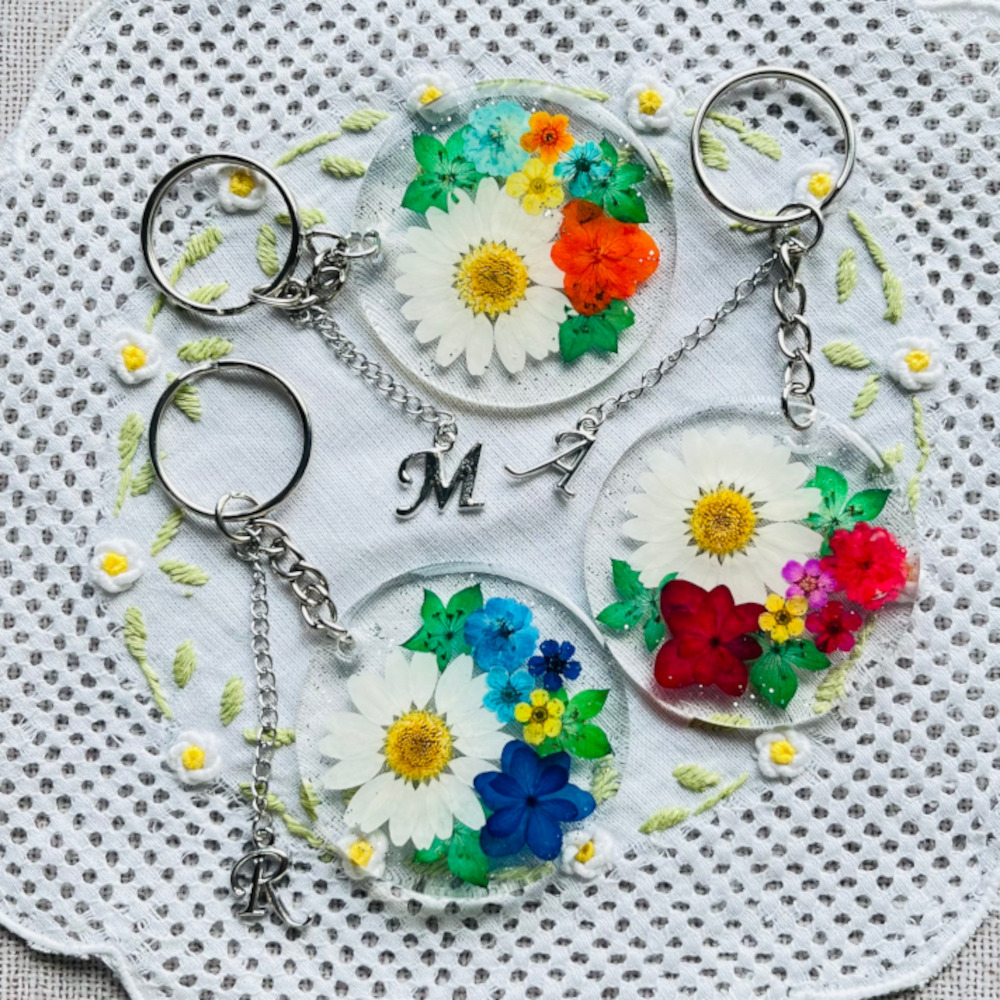 ちいさな金魚がゆったりと泳ぐイニシャルキーホルダー。金魚鉢をイメージしたデザインで、どこか懐かしくて、ほっと心が和みます。透明感とやさしい色合いが、大人のかわいらしさをさりげなく引き立ててくれます。自分へのご褒美や、さりげないプレゼントにもぴったりです。,金魚キーホルダーイニシャルチャームレジンアクセサリーハンドメイド雑貨透明感アクセ涼しげデザイン大人かわいい