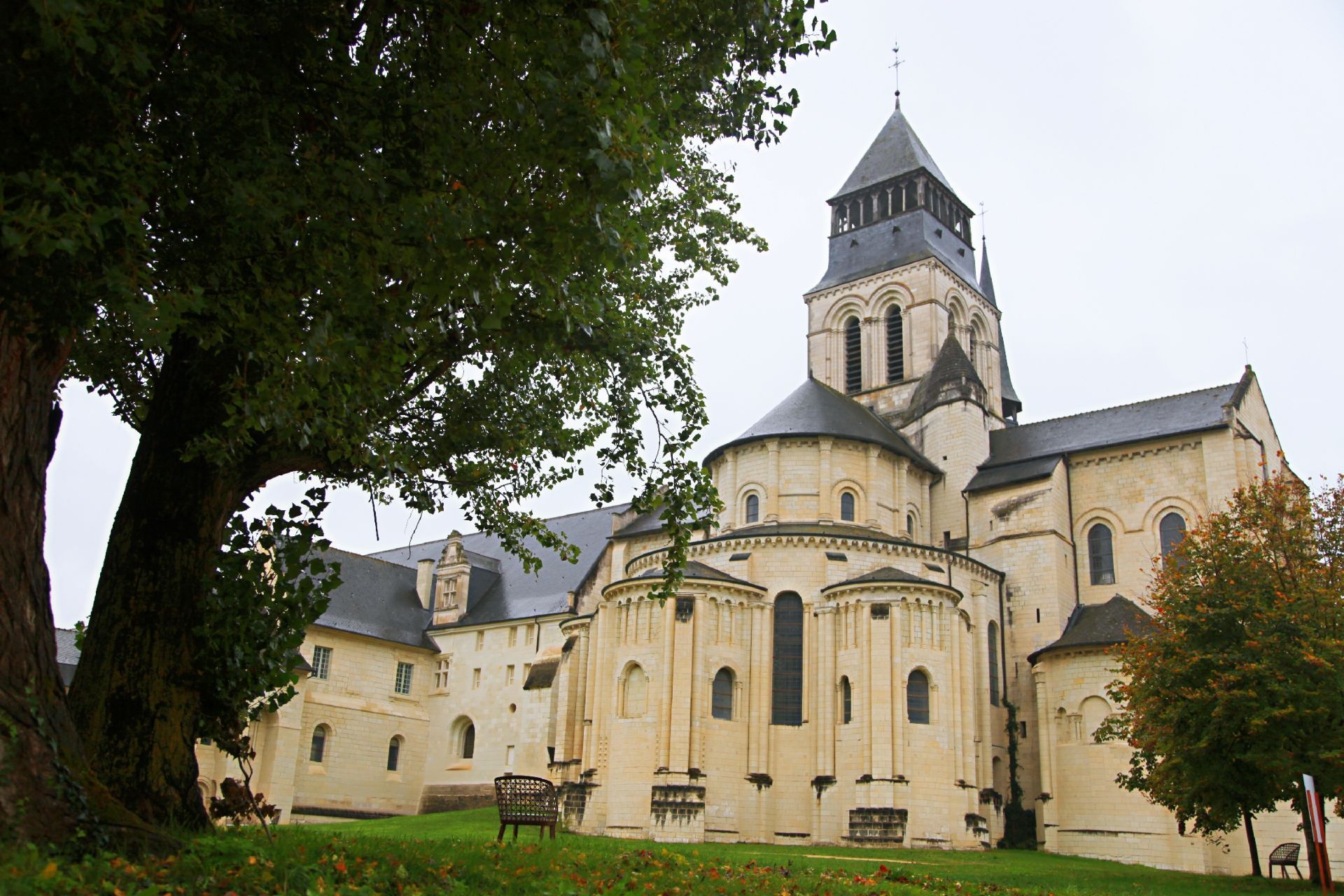 フォントヴロー修道院への入場 シノン Booking.com