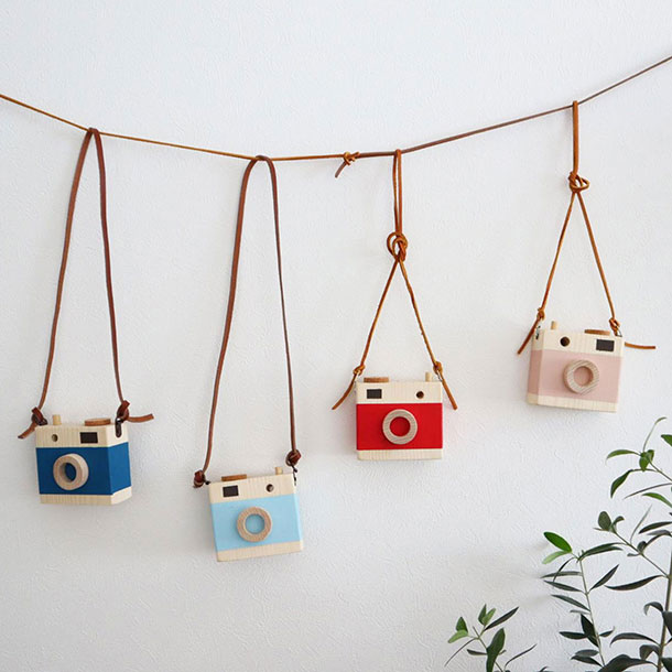 ▷廃材でつくる♪カメラの作り方 材料:トイレットペーパーの芯、段ボール、ビニールテープ、はさみ、ペントイレットペーパーの芯の穴からのぞけるので、子ども達も喜んでくれました♪さっちゃんです♪ こどもが喜ぶ