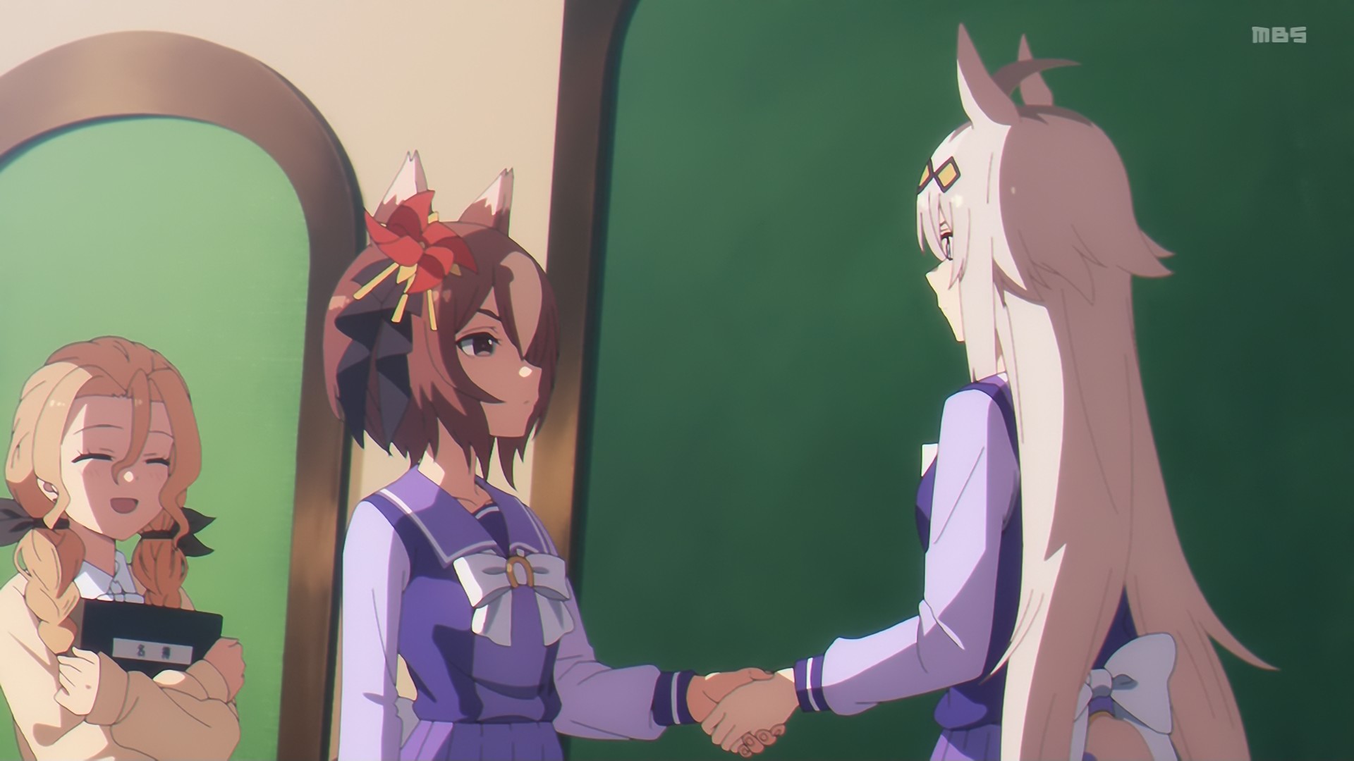 左手の握手はインドでは不浄、アメリカでは不誠実、イギリスでは裏切り 利き腕を預けるという意味でかなりの国では左手の握手はマナー違反としている国が多いです。ギターリスト、ジミ・ヘンドリクスは「左手で握手してくれよな、その方がハートに近いだろ」と残してい