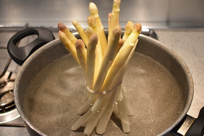 Triangolo_oita - 春の使者、ヴェネト産のホワイトアスパラガス入荷しました！ バッサーノ風、ミラノ風、はたまたリゾット 。ご来店お考えの方には事前予約をお勧めしております。 お席のご予約はこちらから tel:097-576-7988triangolo_oitaトリアンゴロ大分