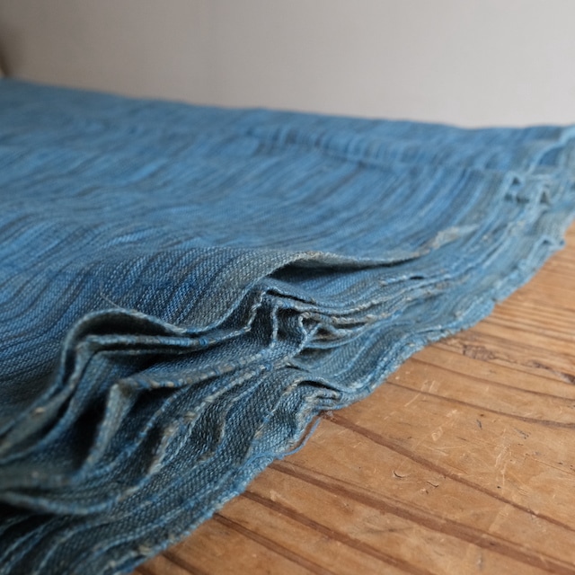 青のグラデーションの布が風に揺れる - 江戸川経済新聞