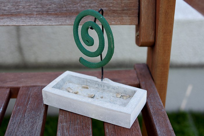 コスパ最高 蚊取り線香ホルダーを100均アイテムだけで自作！市販品との比較もオピキャン