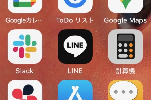 iOS18でアプリアイコンが黒い。戻す方法と原因を解説