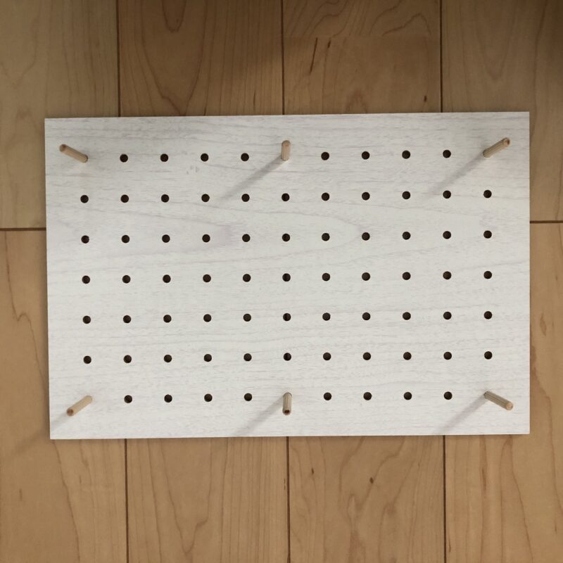 こんばんは！ 保育士のあつみです。 今日は有孔ボードと木ダボでできる、ビー玉迷路を紹介します～！ これ、工作というよりも迷路を作って遊ぶだけです～！輪ゴムをひっかけて、手指の器用さをつけたり、 ゴールできるように頭を使って考えたり、 何度も好きなオリジナル