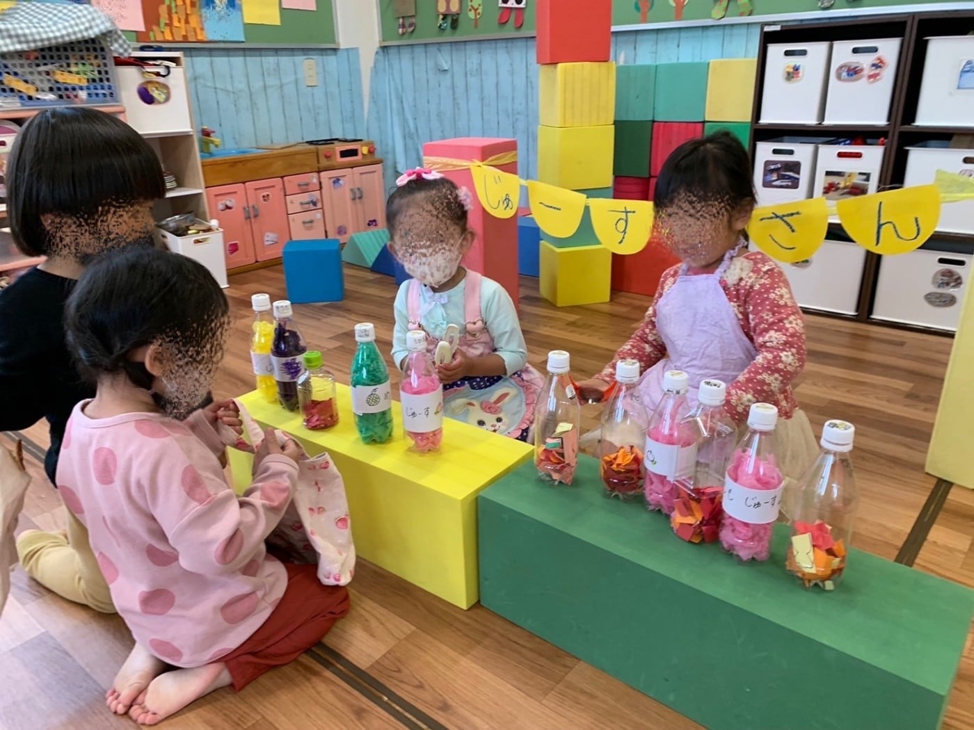 🍹ジュース屋さんごっこ🍹」 赤・青・黄・白の色水を混ぜて、色とりどりのジュースを作りました✨ 「この色はぶどうジュース ！」「こっちはレモン！」と、できた色から想像を膨らませ、自分だけのオリジナルジュースが完成🍇🍋 最後は、実際にカルピスの原液と水を混ぜて