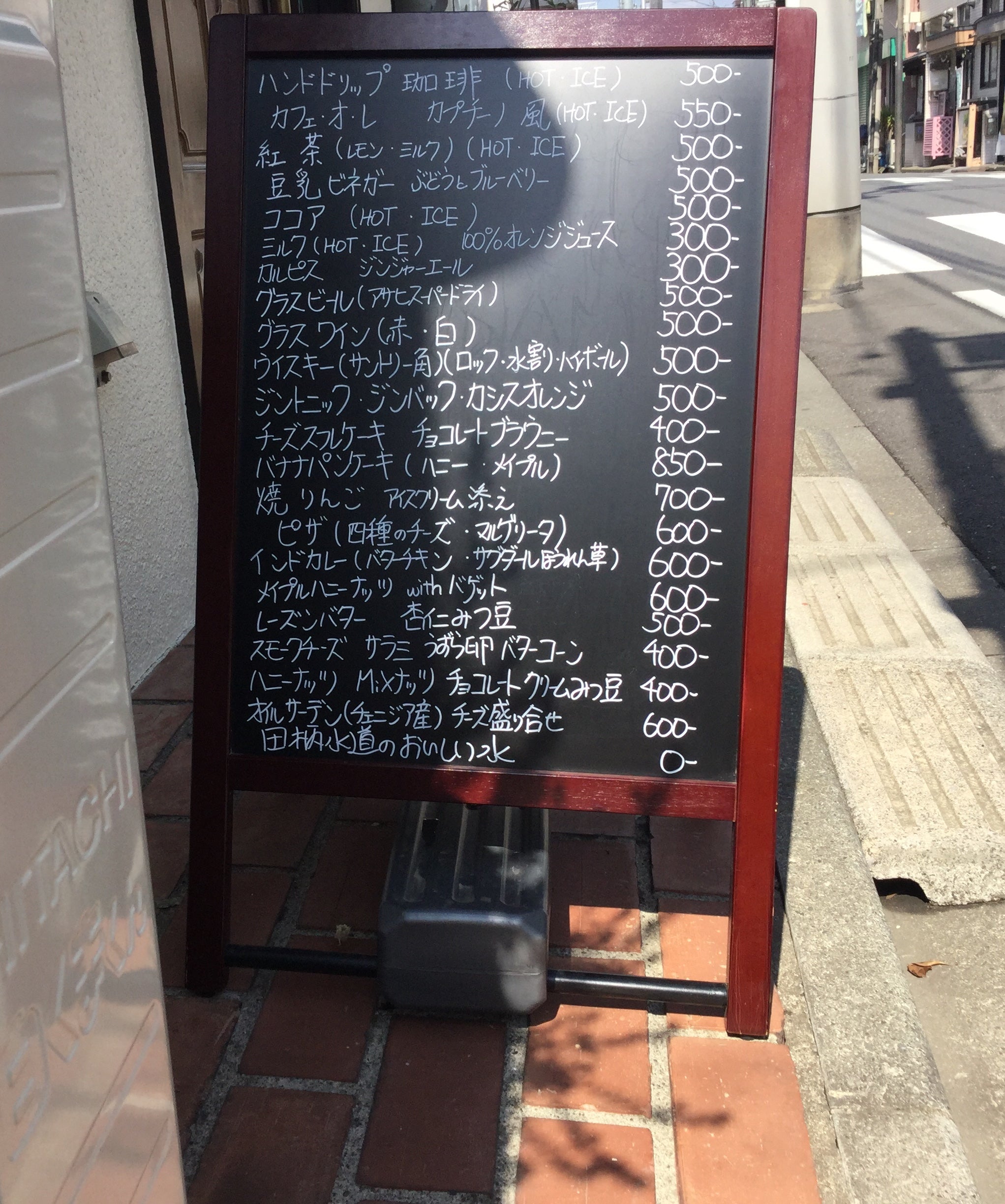 看板デザイン集:手書き風であたたかみのあるカフェ向け看板デザイン例 - サインモール