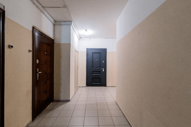 シンプルでモダンなデザインが魅力のマンションエントランスの玄関ポーチ - 事例写真「国領マンション」注文住宅のハウスネットギャラリ