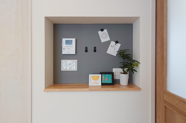 ニッチの可愛らしいクロスで遊び心を取り入れた洗面台 施工事例：洗面化粧台リフォーム 高槻市のリフォームはナサホーム