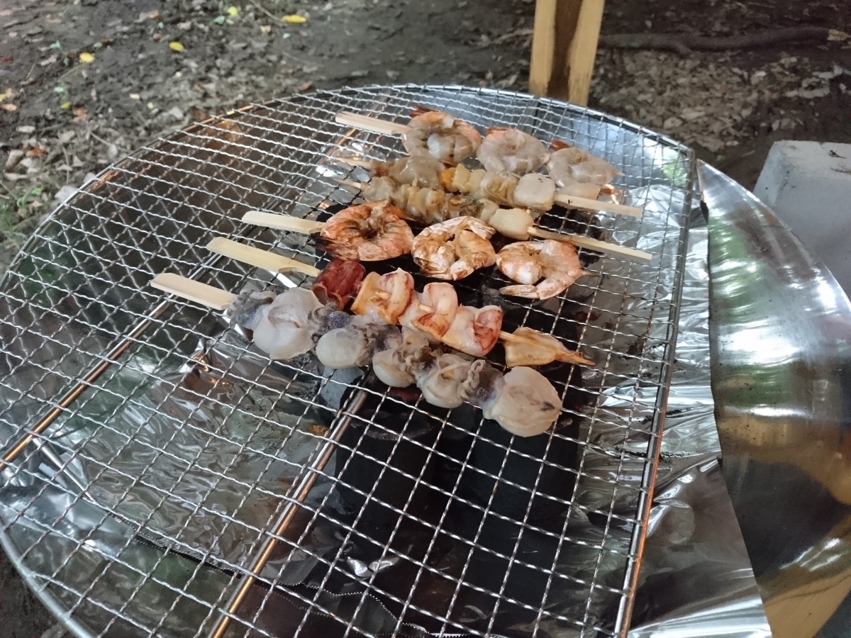 コールマンのファイヤーディスクは重い？かさばる？どのくらいの薪を置ける？サイズ展開、使い勝手と口コミまとめ