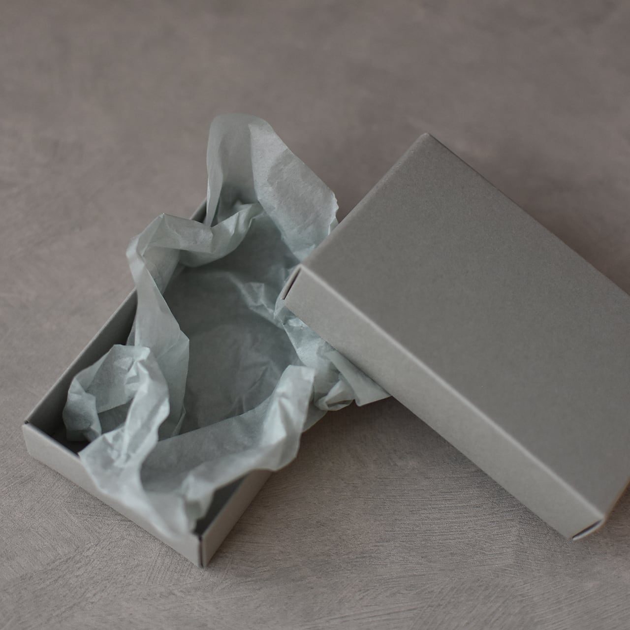 カット薄紙 ブラック 272×197mm 200枚入 ラッピング資材 梱包資材 薄い 紙 紙材 包装 包装紙 プチギフト 贈り物 緩衝材 クッション材- ハンドメイド アクセサリー パーツ レジン用品のネット通販 紗や工房