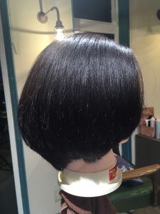 前髪にグラデーション、レイヤーカットして引き出す角度を変えて毛先の厚さの違いを比べてみました。, I compared the differencein the thickness of the hair ends by changing the angle of gradient andlayering the bangs and pulling out.,