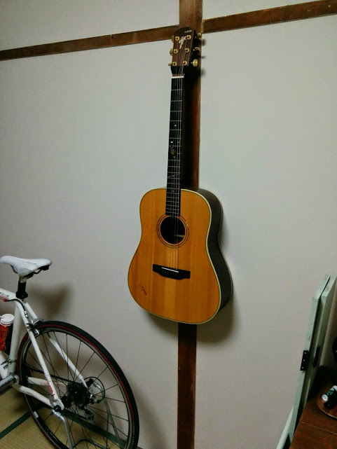 ギターを床に置いている？賃貸でも安全壁掛け、人気楽器部屋DIY - makit メキット by DIY FACTORY