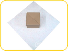 シンプルなスクエア包みで、品格ただよう贈り物