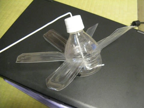 ペットボトル風車 の作り方を紹介🐿🎶 . ✔️材料 ・ペットボトル 潰れにくいもの・ハサミかカッター ・両面テープ ・針金 針金ハンガーを代用しました・穴を開けるもの ・お好みで 鈴や油性のカラーペンなど！ 全て100均で揃えられます🐿🌱 . ✔️作り方 ①ペット