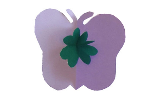 ちょうちょの飾り⚮̈ 少しの工夫で立体的になり、簡単なのに目立って華やかさがプラスされるのでおすすめです◡̈ ▷製作用アイテムのご購入は、楽天市場またはminneから 「イロドリ用紙店」で検索 または @irodoriyoshiten の リンクからお願いいたします ⚮̈