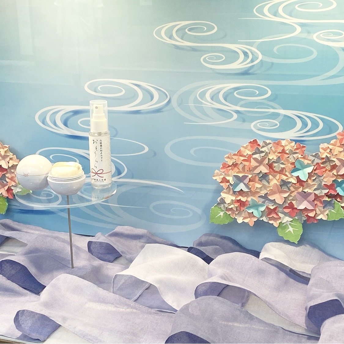 SUMMER WINDOW DISPLAY🍊🍋🥝 ～ららぽーと豊洲～ 果物とテーマにみずみずしい夏を表現したディスプレイです💛リアルなフルーツのデザインでインパクトを出すだけでなく、側面に上から果物を垂らすことでよりポップではじけた夏にしました🌻🏖🏝ららぽーと豊洲 サマー