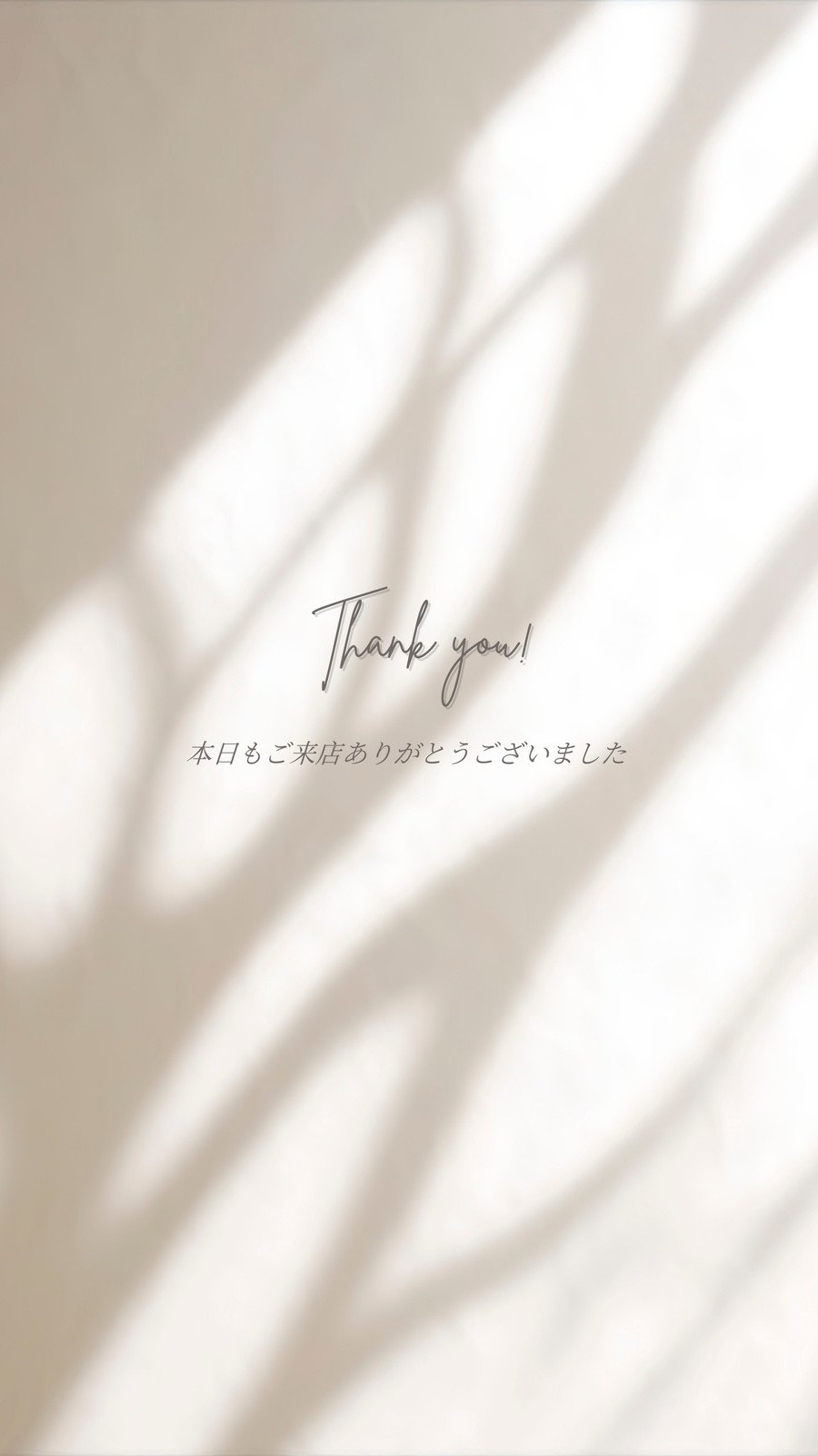 絵文字や浮動オブジェクトとInstagramのアプリケーションのロゴの背景 Instagramのソーシャルメディアプラットフォーム —ストック編集用写真©souda 447791462