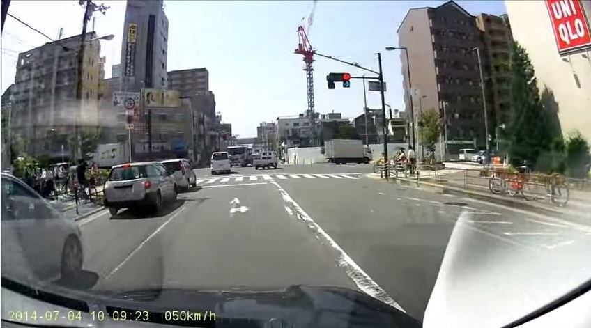 意外な事実！ 「破線」に意味アリ？ 道路上「矢印」の持つ役割とはくるまのニュース