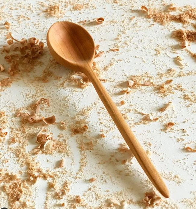 枝から木のスプーンづくり、作業全見せ スプーンの木カルミアを、最小の道具でファインクオリティに