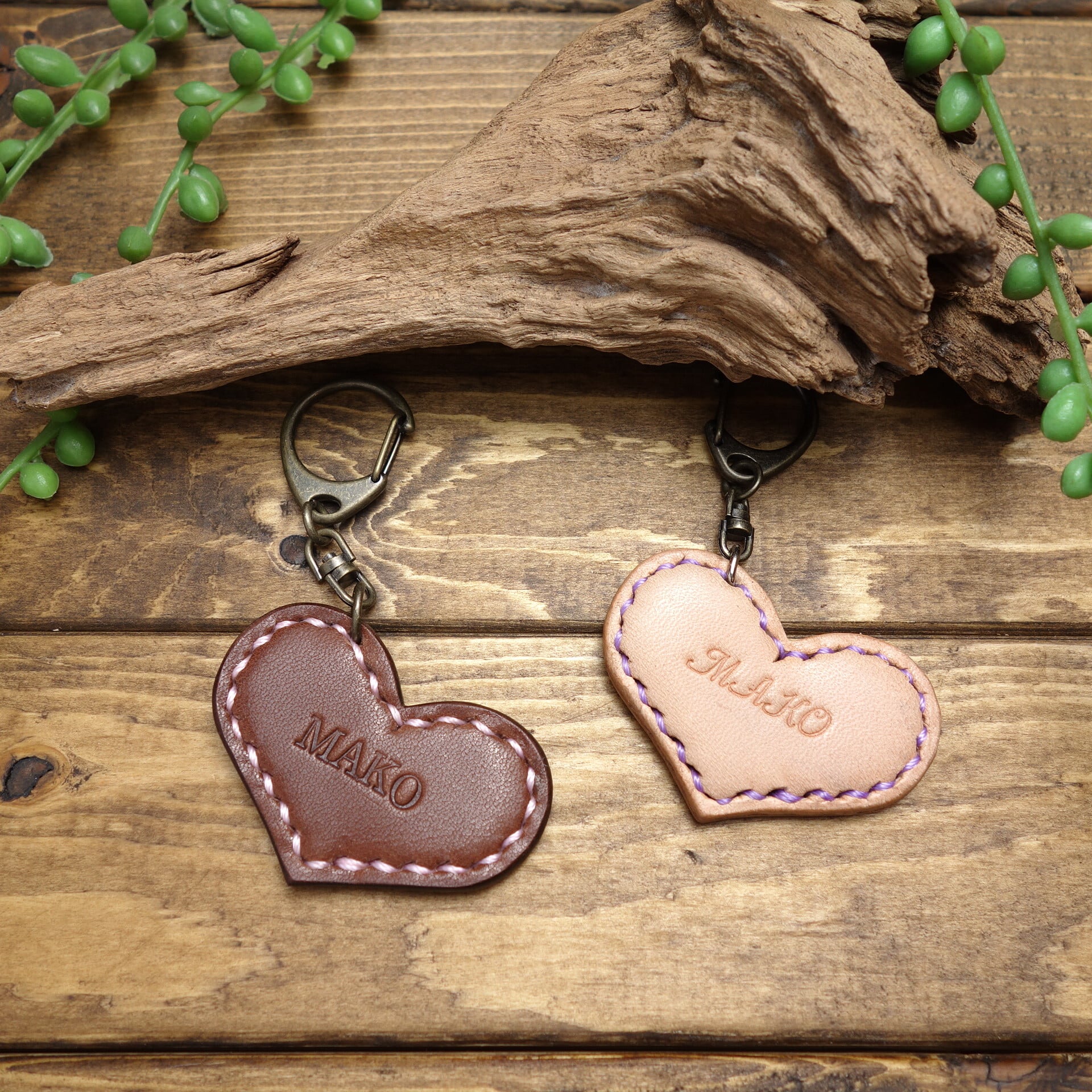 手縫い 刺繍 入り イタリアン レザー キーホルダー - GIVING LIFEminne byGMOペパボ 国内最大級のハンドメイド・手作り 通販サイト