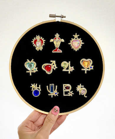 WALL・IT 壁掛け ピンバッジ ディスプレイケース収納 ピンバッチ コレクションケース UVカット ピンズ 留め具 かわいい 飾り方 額縁フレームｎｏｃｏｎｏｃｏ・キッチン