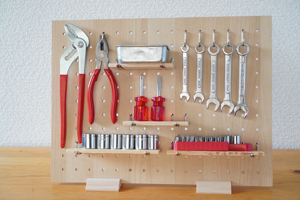 セリアのパンチングボードを使ったおしゃれなボード*。DIYレシピ