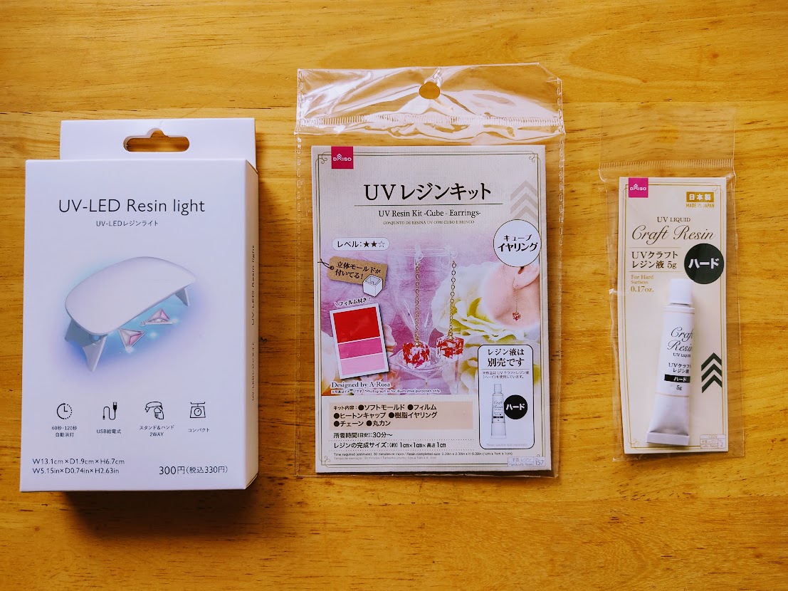 ダイソーで可愛いレジンキットを購入しました💕, たくさんカラーがあって迷いましたが、ピンクとオレンジを選びました✨,小さめのハートのシェイカーモールドが可愛い💕そしてヒートンを挿し込む用の穴があいているモールドなので、ピンバイスを使わなくて良いので簡単に作れます✨,レジンは別売りですが、その他の材料は付属しています✨,