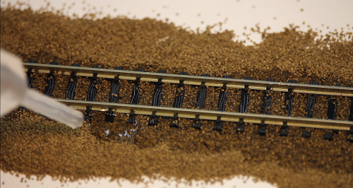 レイアウトの作り方: バラストを撒く・線路を塗装する