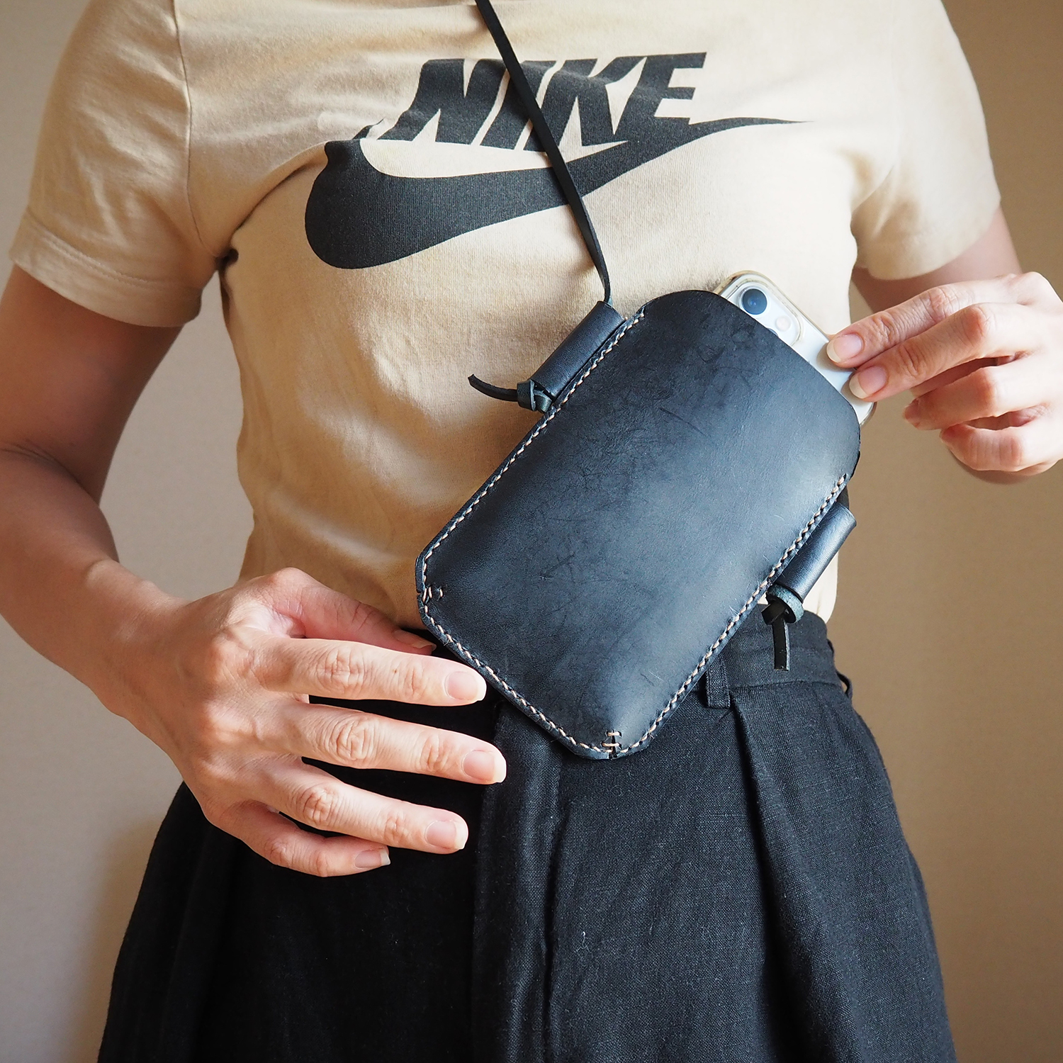 レザークラフトでスマホポシェットを作成中初心者の革細工