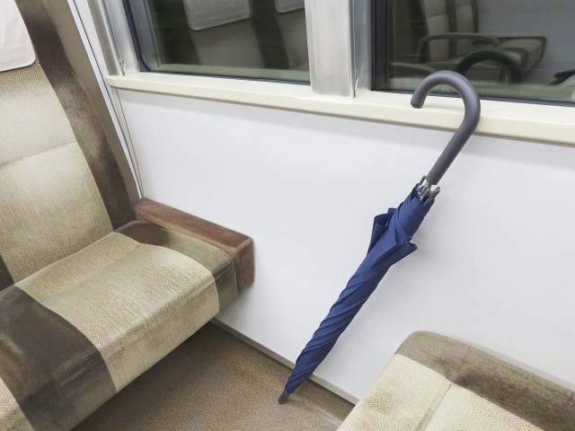 電車内での迷惑な傘の持ち方 の Stock ベクターAdobe Stock