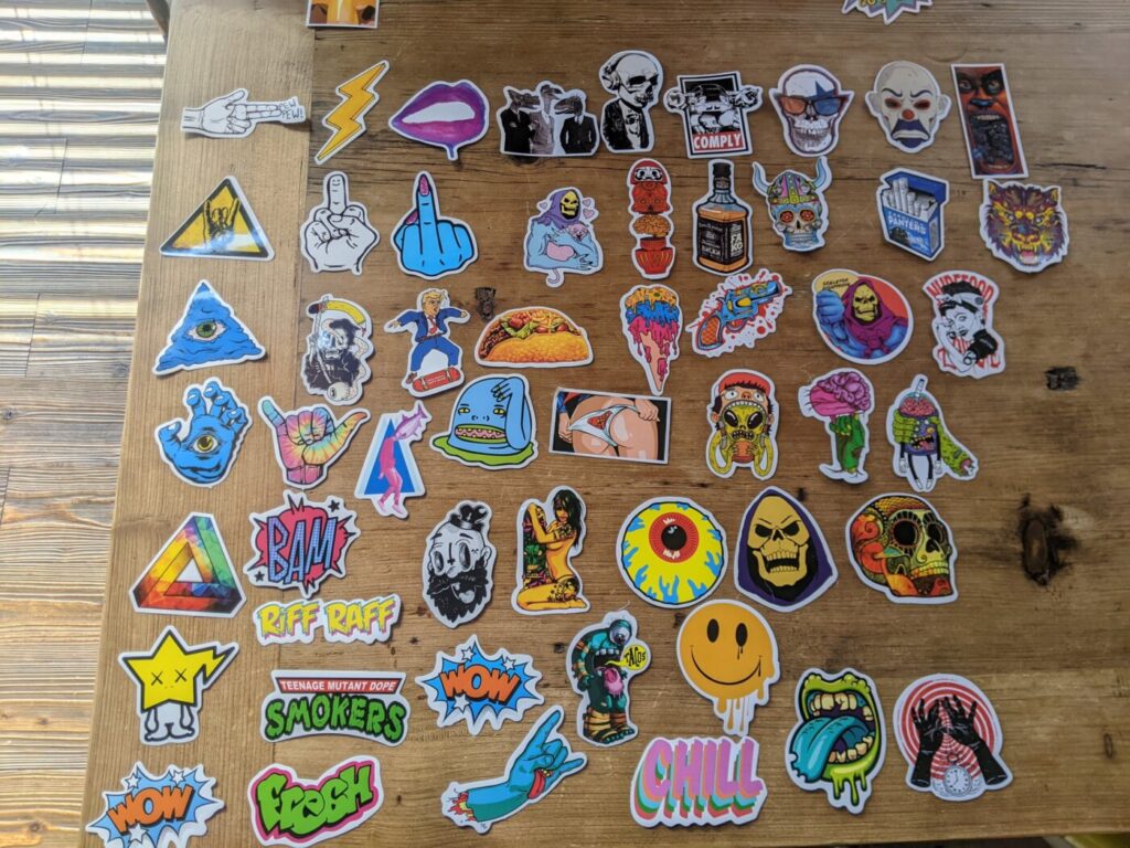 カウルが割れてるのでステッカーボムにて補修？プチカスタムをしました、⁡ ⁡思った以上に難しかった、もうやりたくない作業でした 笑 ⁡ ⁡sc57⁡⁡xr100モタード ⁡ ⁡バイク好きな人と繋がりたい ⁡ ⁡バイクのある生活 ⁡ ⁡バイクしか勝たん ⁡ ⁡ステッカー