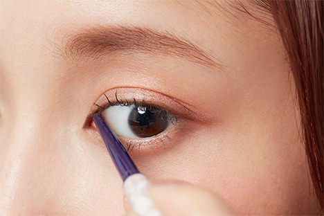 ❤︎目頭切開ライン書き方解説❤︎   こんにちは☀︎ 今回は目頭切開ラインの書き方を動画にまとめてみました🙋🏻‍♀️💗   使用しているアイテムは KATEスーパーシャープライナーEX2.0になります！ 筆タイプで書くことが多くてこのアイテムを使っています💐   あまり引いたことなかったのですが目頭切開ラインを引くと一気に目が大きく見えてハマりました😳 是非参考にしてみてください！  本日もご覧いた