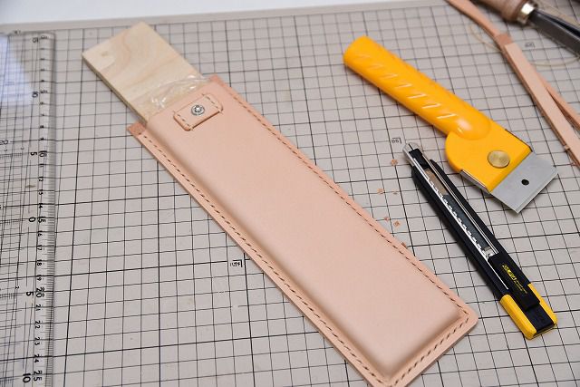 革の立体成型 革絞りLeather wet forming with Lucris MAIII clicker