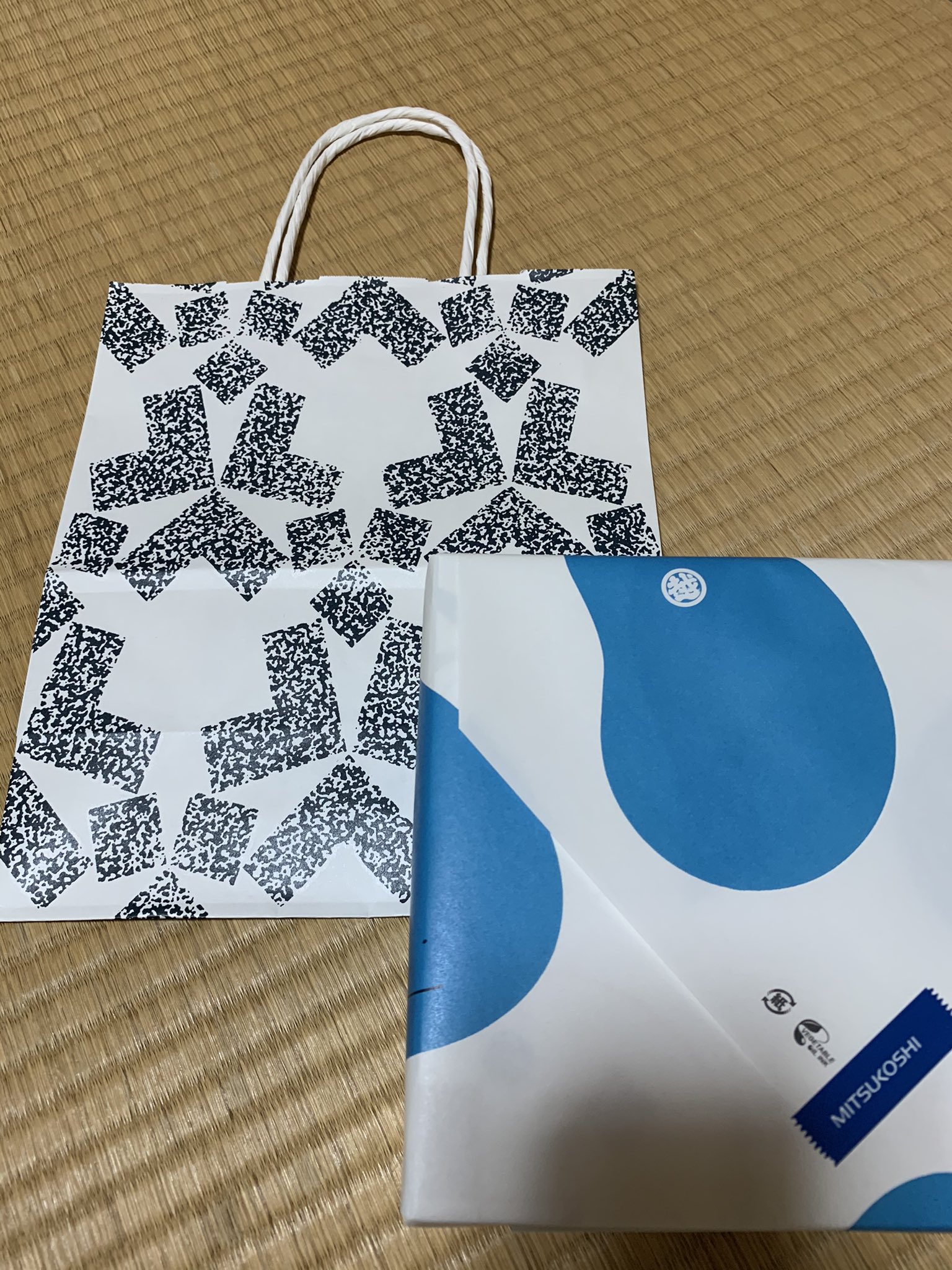 この三越包装紙のmitsukoshiというカリグラフィーはやなせたかしさんが書いたとしってびっくり‼️やなせたかしやなせたかしデザイン三越包装紙デザイン三越 @asadora_ak_nhk @mitsukoshi_nihombashi