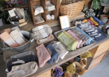 神棚 靴下ディスプレイ完成。 お天気に恵まれ☀️まもなくニシオギサンポーはじまります西荻駅からは10分くらい歩きますが、とり君が作ったメガチュンすずめが目印ですのんびりお待ちしています ^^.西荻散歩 ニシオギサンポー vol.132020 10 31-11 1