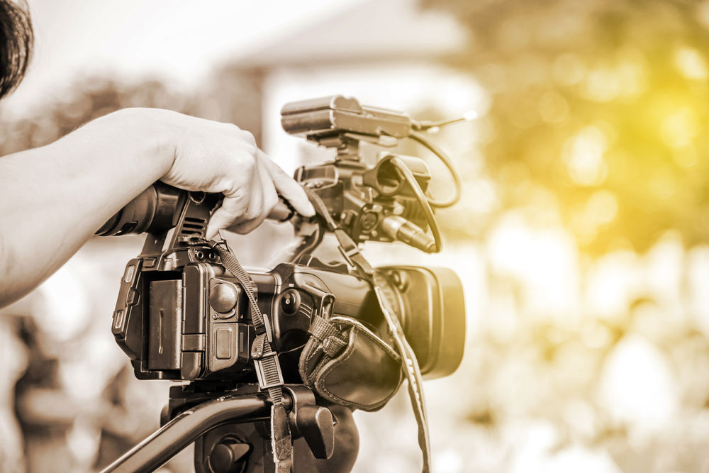 iPhoneのカメラ越しに彼女を眺める“あなた” 一人称視点で描かれた漫画が斬新な甘酸っぱさ 1 2ねとらぼ