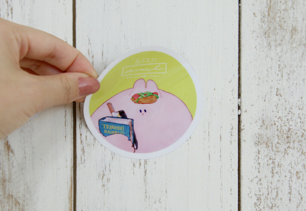 スマホケースにステッカーを挟むには？詳しく紹介します