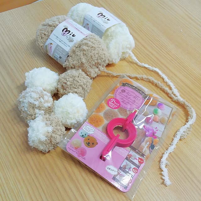 サンリオ パッチン 指輪 2012年製 平成レトロ 涼しくなってくると恋しくなる毛糸🧶セリアのボンボンボールメーカーで、まっくろくろすけヘアゴム作ってみました👀 100均ハンドメイドtiktok教室ハンドメイドasmrまっくろくろすけ