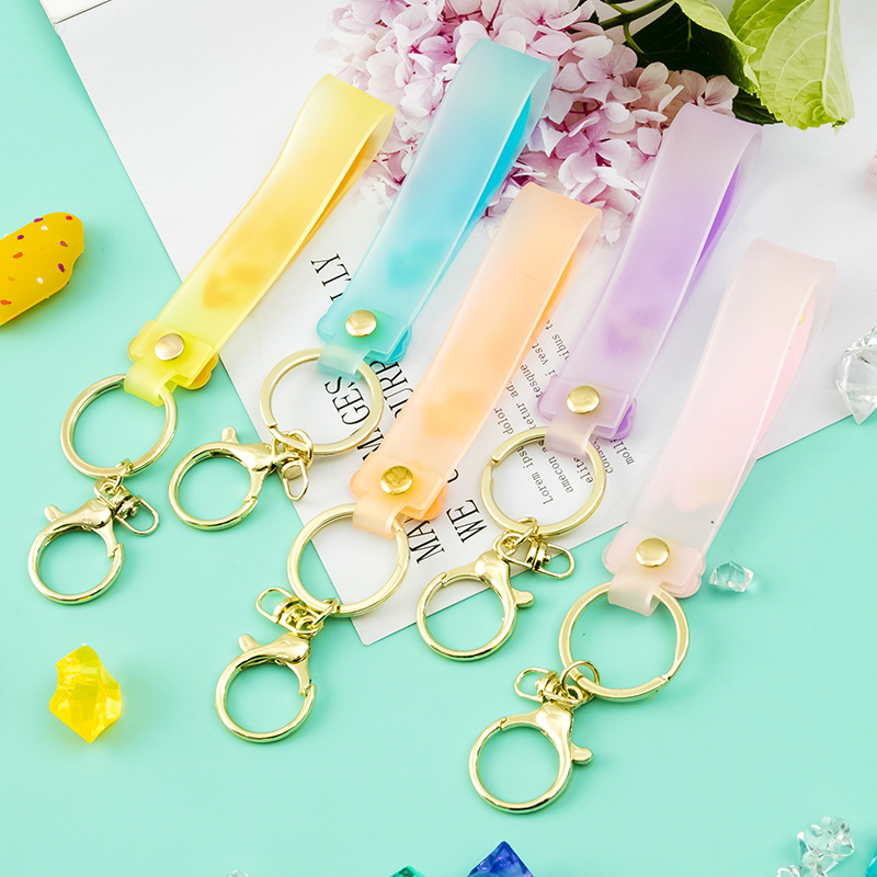 ぜんぶセリアのアイテムで作れちゃう♡簡単でかわいい「韓国風レザーキーホルダー」の作り方michill byGMO ミチル