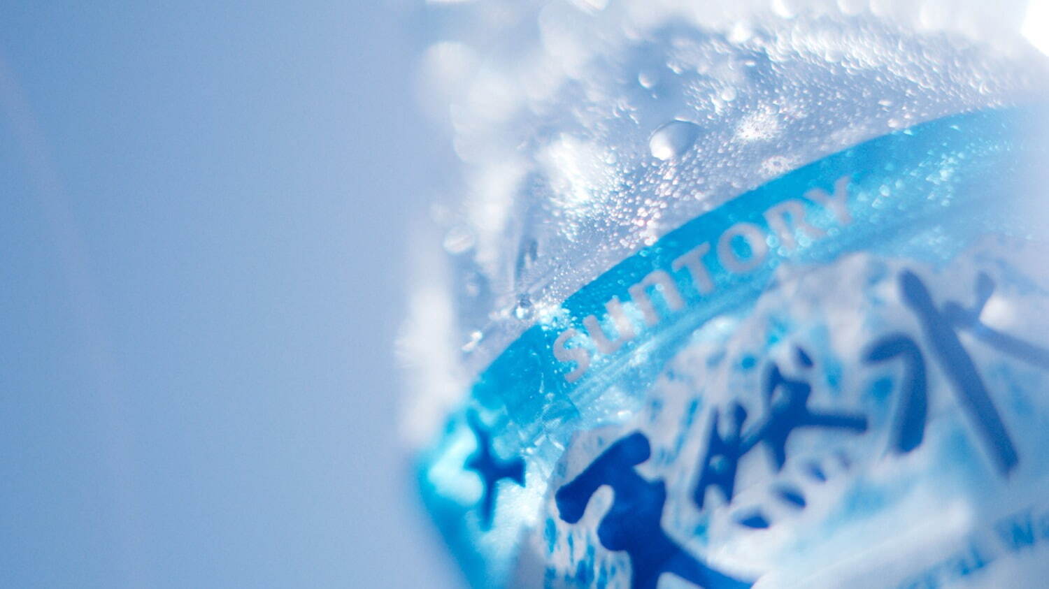 タイポグラフィで魅せる広告デザインPIE International