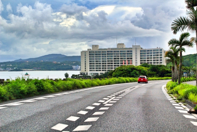 愛知県豊川市の国道１号京次交差点付近で区画線を補修しました。 ドットラインは、スピードが出ると事故につながりやすい交差点付近やカーブ等に設置し、道路幅員を狭く見せることで速度低減や車線からのはみ出し抑止の効果が期待されます。ドットラインがある区間では