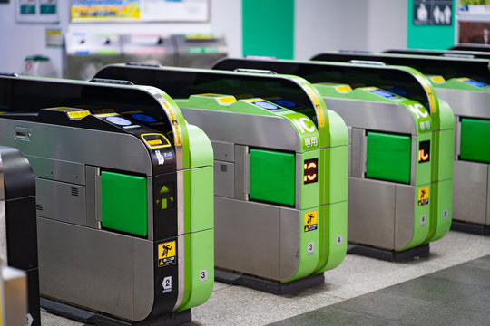 フリーイラスト改札口に切符を入れる学生パブリックドメインQ：著作権フリー画像素材集