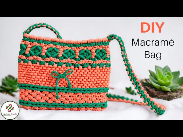 久しぶりにマクラメミニバッグ作ったよ😆 +ストラップも🙆‍♂️ このバッグは「1 2DAY簡単マクラメ 主婦の友社 」に作り方あります💕急ぎだったので、材料届いてその日に制作、次の日発送😂 喜んでもらえますように！macramehandcraftedmacramebag