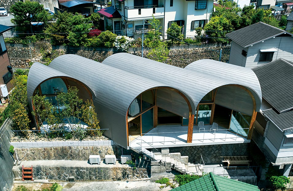 学校建築にパラダイムシフトをもたらす 学びと遊びを融合する湾曲屋根の教育空間 Cocoon, Pre-primaryExtension アンドブラック・デザイン・スタジオ、インド - TECTURE MAG テクチャーマガジン空間デザイン・建築メディア