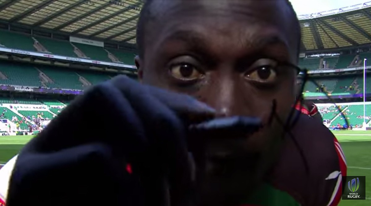 アスリートがカメラにサインするアレ、クイズ王なら反転させて書いてあげられる説