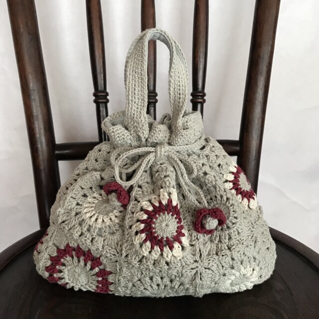 手編みのお花トートバッグ 「お花トートバッグ🌸」, 花モチーフのトートバッグを編みました👜✨バッグとお花が一体になった編み方なので、編みつなぎ入らず！A4クリアファイルが入るので、学校やお出かけにもピッタリ🎒, 編み方↓,かぎ針編み 100円毛糸で編む🌸春