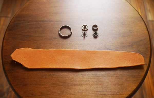 簡単レザークラフト 子ども向け １００円ショップと革はぎれで作るキーホルダー双子女子とこそだて